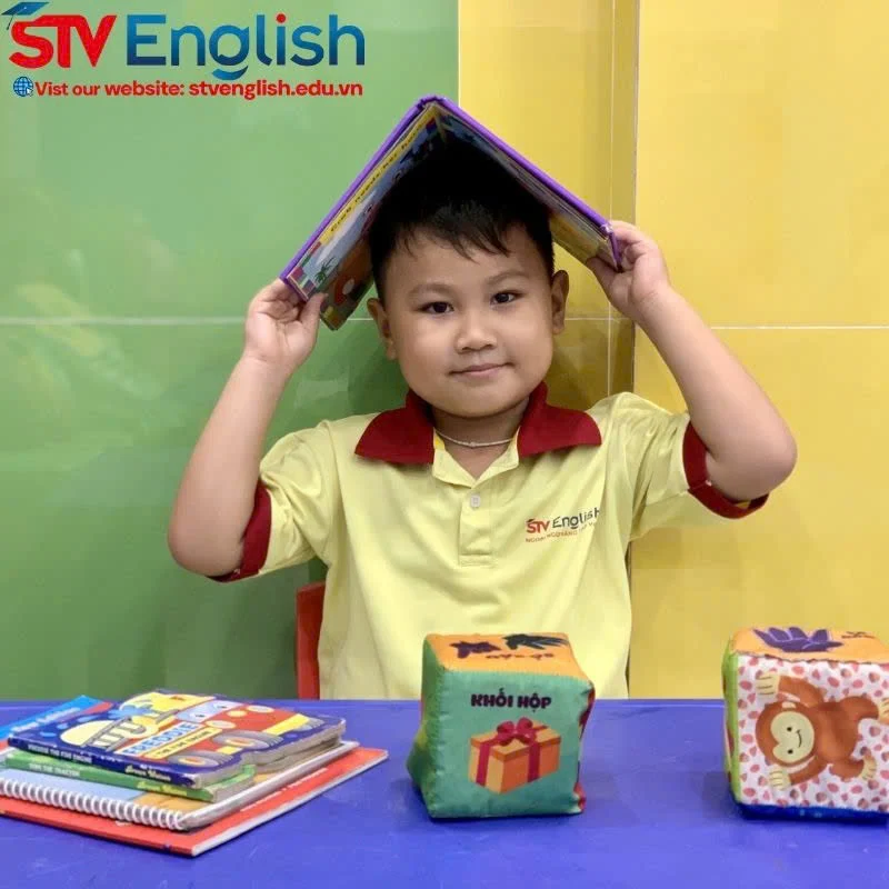 Học sinh dùng học cụ kể chuyện và luyện nói